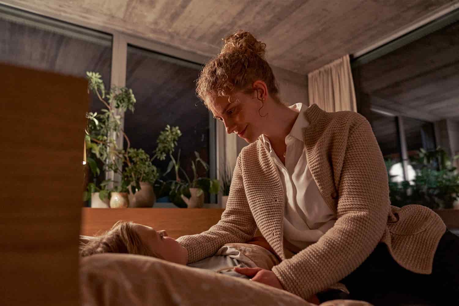 mujer cuidando de su hijo