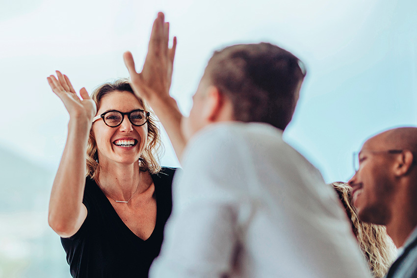 fotografía de un grupo de amigos sonriendo