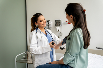 Foto de una doctora visitando a una paciente